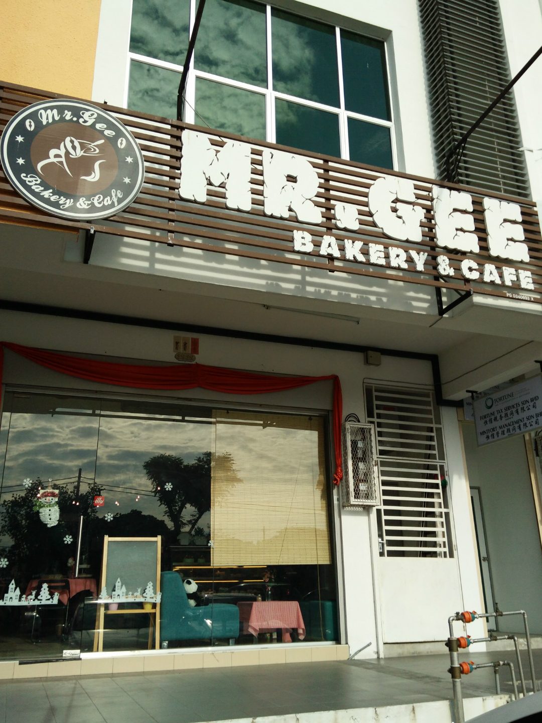 Mr. Gee Bakery & Cafe 1 mr gee bakery cafe